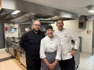 Emma en cuisine entourée par le chef d ecuisien et le chef pâtissier de (…)