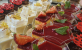 Assortiment de mini pièces sucrées ( île flottante, panna cota fruits (…)
