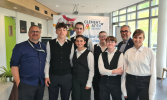 Photo des élèves et des enseignants en charge de la prestation dans le hall (…)