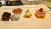 Une tartelette au citron meringuée sablé croustillant, bavarois aux fruits (…)