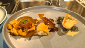 Veau fondant au cola, polenta crémeuse aux herbes fraîches, Un filet de (…)