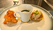 Une brochette de crevettes marinées, ananas rôti aux épices douces, Un (…)