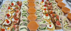 Assortiment de pièces salées dressées sur plateau.