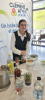 Une élève réalise un cocktail