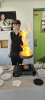 Un élève réalise un flambage en salle en démonstration.